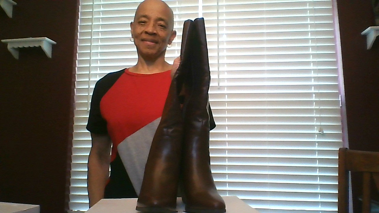 Women’s size 6 knee‑high boots in chocolate brown, mid‑heel, pointed toe, side zipper, faux‑leather finish