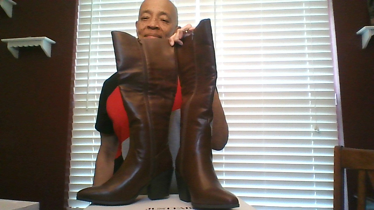 Women’s size 6 knee‑high boots in chocolate brown, highlighting mid‑heel, pointed toe, side zipper, faux‑leather finish.”